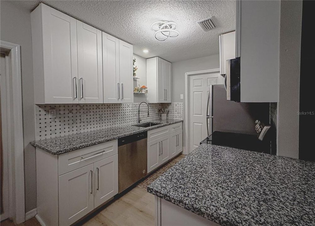 En Venta: $410,000 (4 camas, 2 baños, 1960 Pies cuadrados)