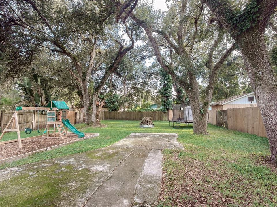 En Venta: $410,000 (4 camas, 2 baños, 1960 Pies cuadrados)