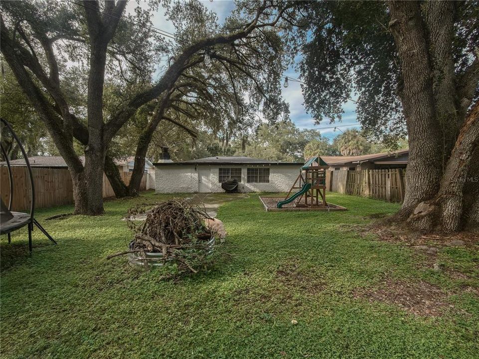 En Venta: $410,000 (4 camas, 2 baños, 1960 Pies cuadrados)