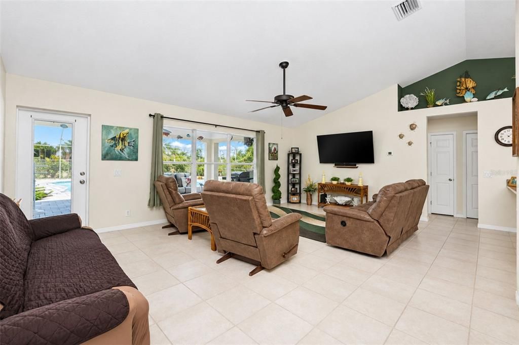 For Sale: $389,900 (3 beds, 2 baths, 1639 Square Feet)