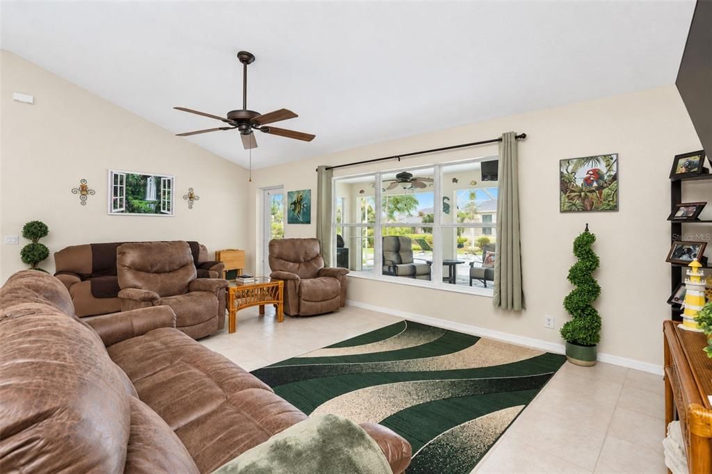For Sale: $389,900 (3 beds, 2 baths, 1639 Square Feet)