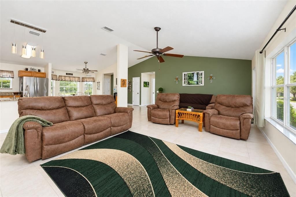 For Sale: $389,900 (3 beds, 2 baths, 1639 Square Feet)