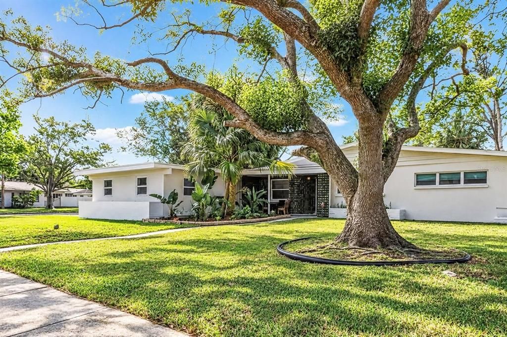 En Venta: $570,000 (3 camas, 2 baños, 1570 Pies cuadrados)