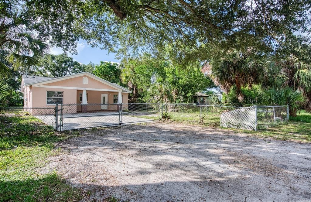 For Rent: $2,300 (2 beds, 1 baths, 1060 Square Feet)