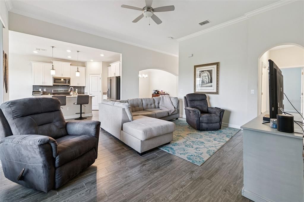 For Sale: $349,001 (2 beds, 2 baths, 1888 Square Feet)