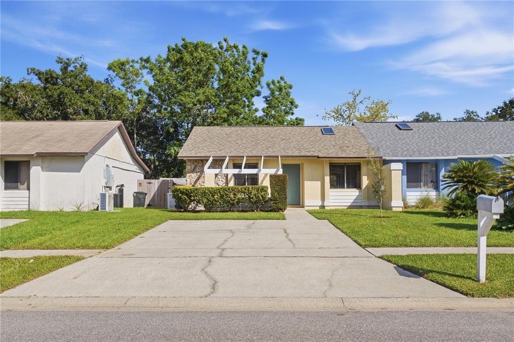 For Sale: $280,000 (2 beds, 2 baths, 858 Square Feet)