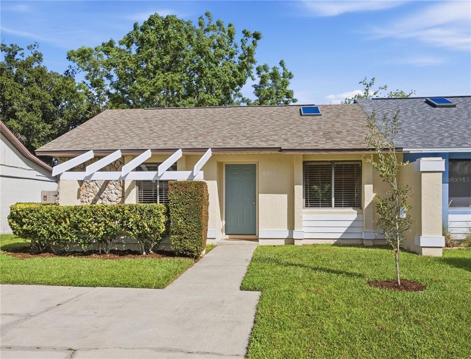 For Sale: $280,000 (2 beds, 2 baths, 858 Square Feet)