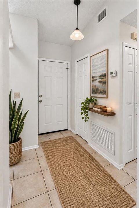 For Sale: $280,000 (2 beds, 2 baths, 858 Square Feet)