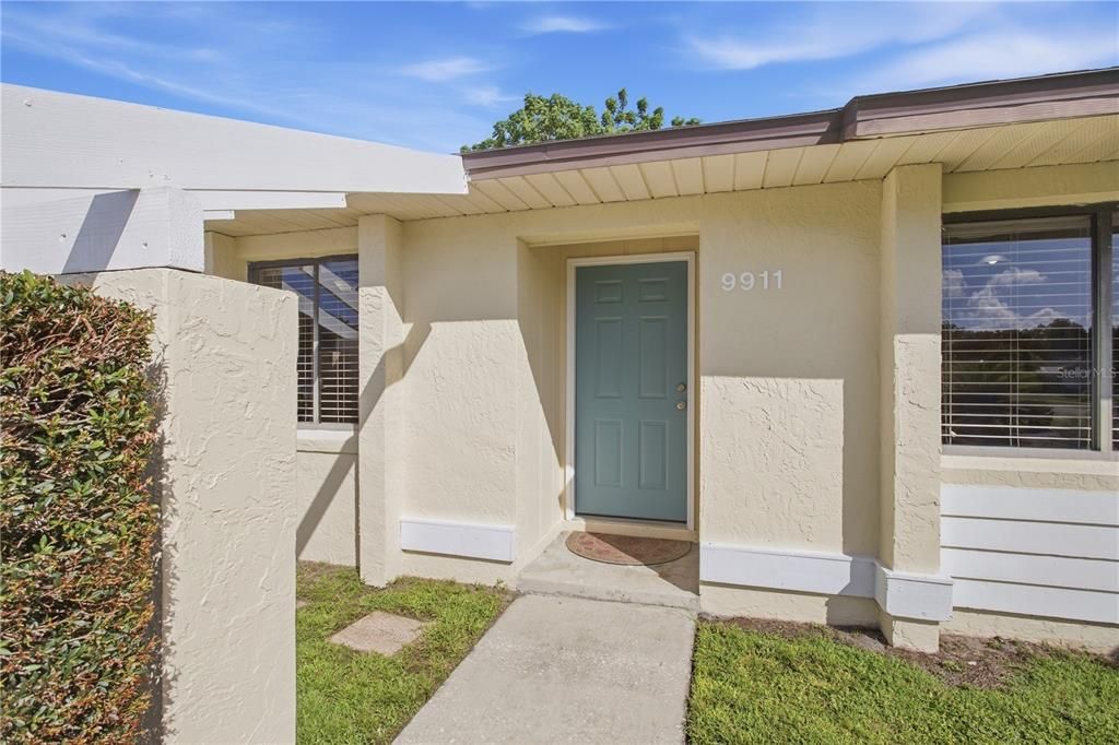 For Sale: $280,000 (2 beds, 2 baths, 858 Square Feet)