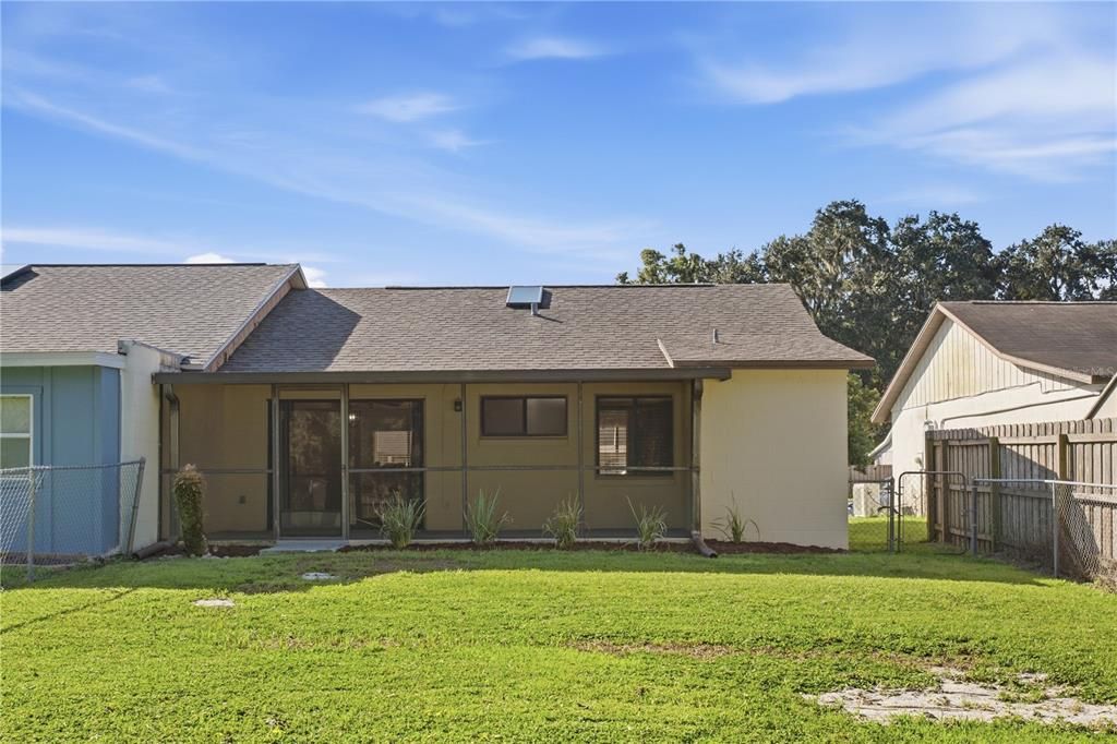 For Sale: $280,000 (2 beds, 2 baths, 858 Square Feet)