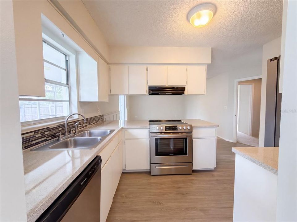 На продажу: $315,000 (5 спален, 2 ванн, 1498 Квадратных фут)