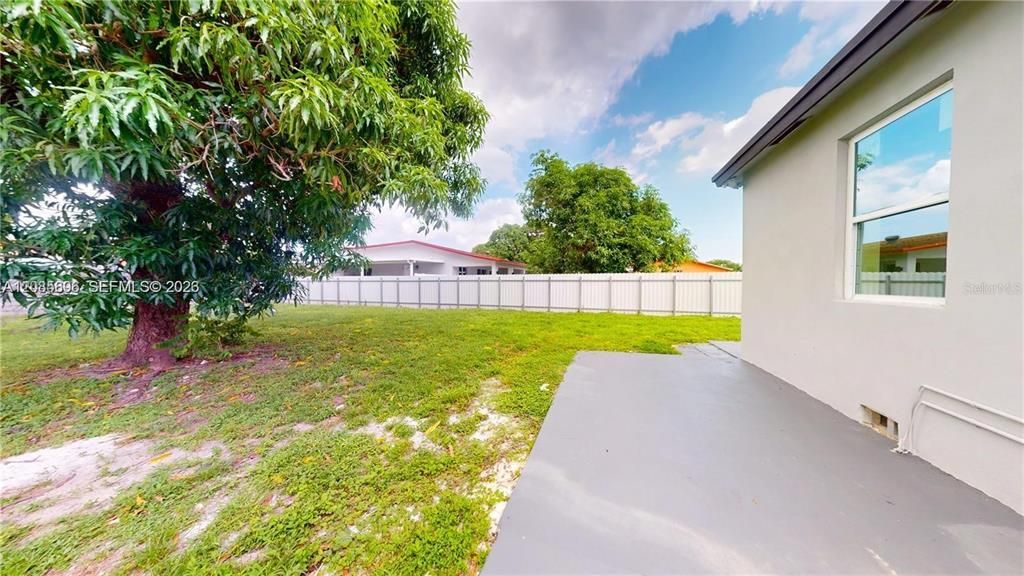 For Sale: $597,000 (2 beds, 1 baths, 825 Square Feet)