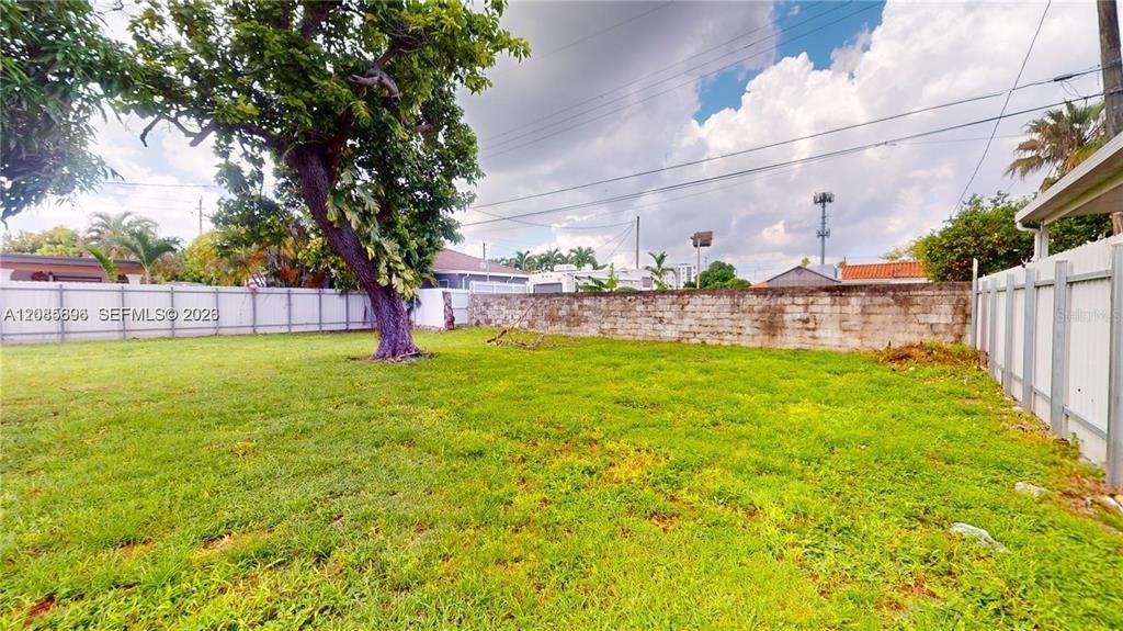 For Sale: $597,000 (2 beds, 1 baths, 825 Square Feet)