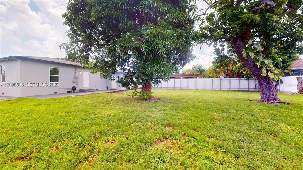 For Sale: $597,000 (2 beds, 1 baths, 825 Square Feet)