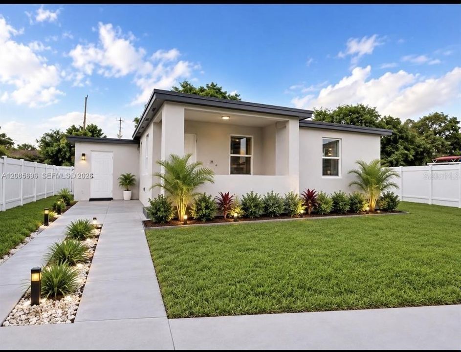 For Sale: $597,000 (2 beds, 1 baths, 825 Square Feet)