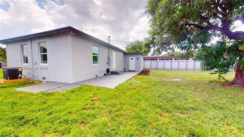 For Sale: $597,000 (2 beds, 1 baths, 825 Square Feet)