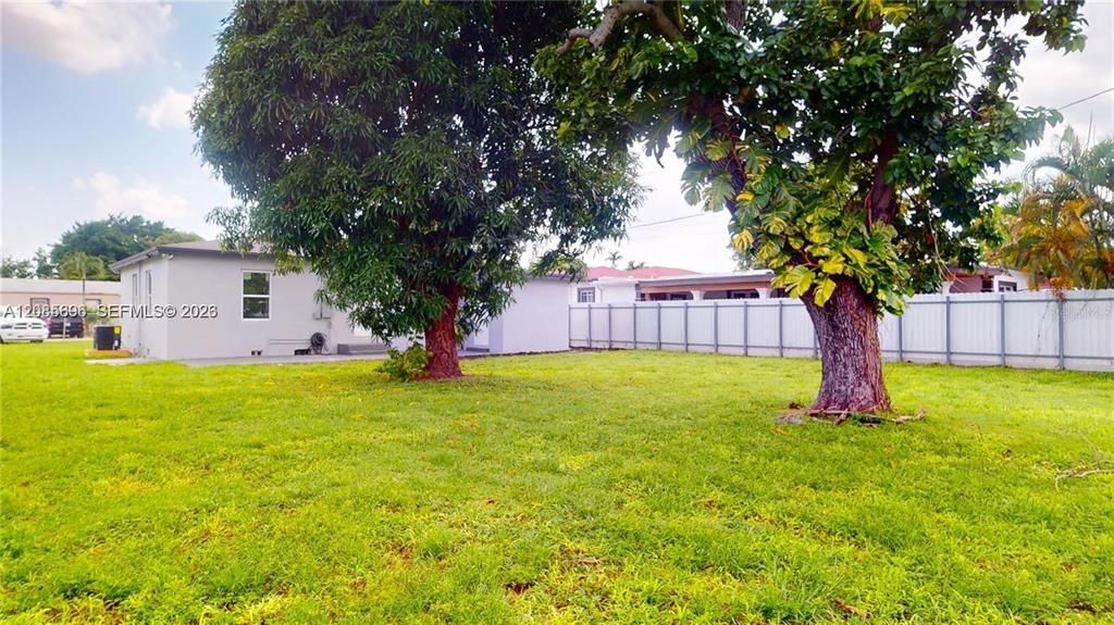 For Sale: $597,000 (2 beds, 1 baths, 825 Square Feet)
