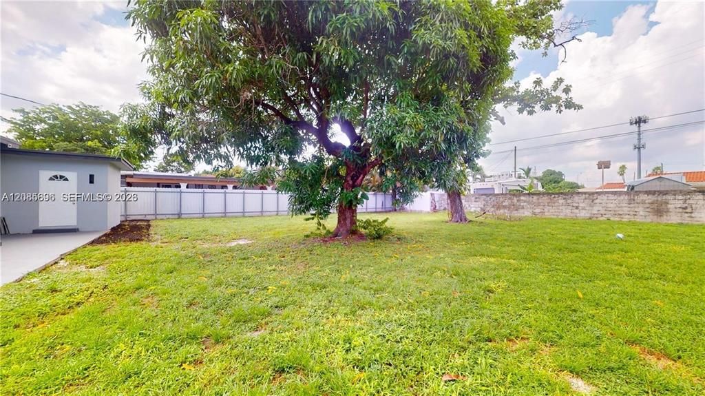 For Sale: $597,000 (2 beds, 1 baths, 825 Square Feet)