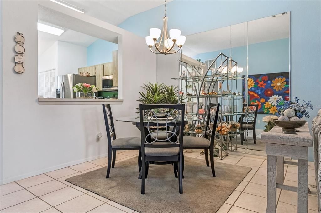 For Sale: $220,000 (2 beds, 2 baths, 1005 Square Feet)