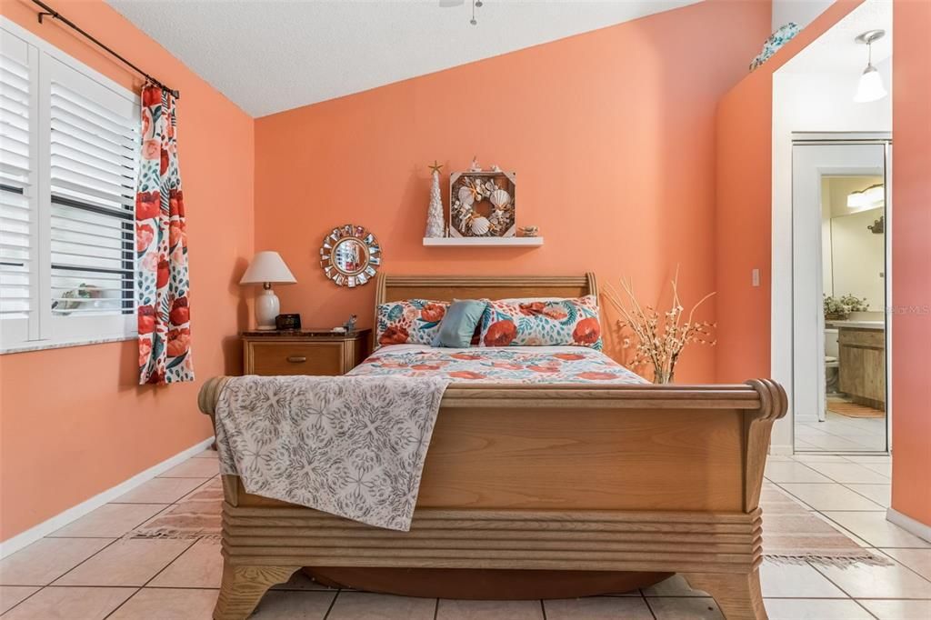 For Sale: $220,000 (2 beds, 2 baths, 1005 Square Feet)
