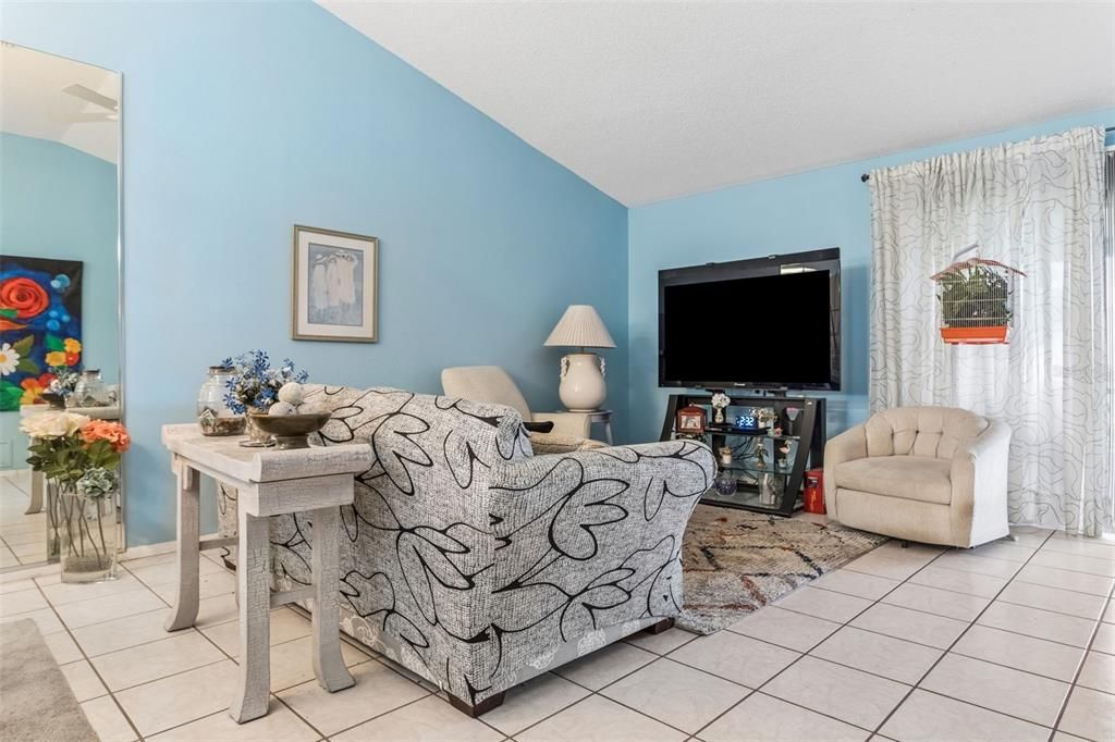 For Sale: $220,000 (2 beds, 2 baths, 1005 Square Feet)