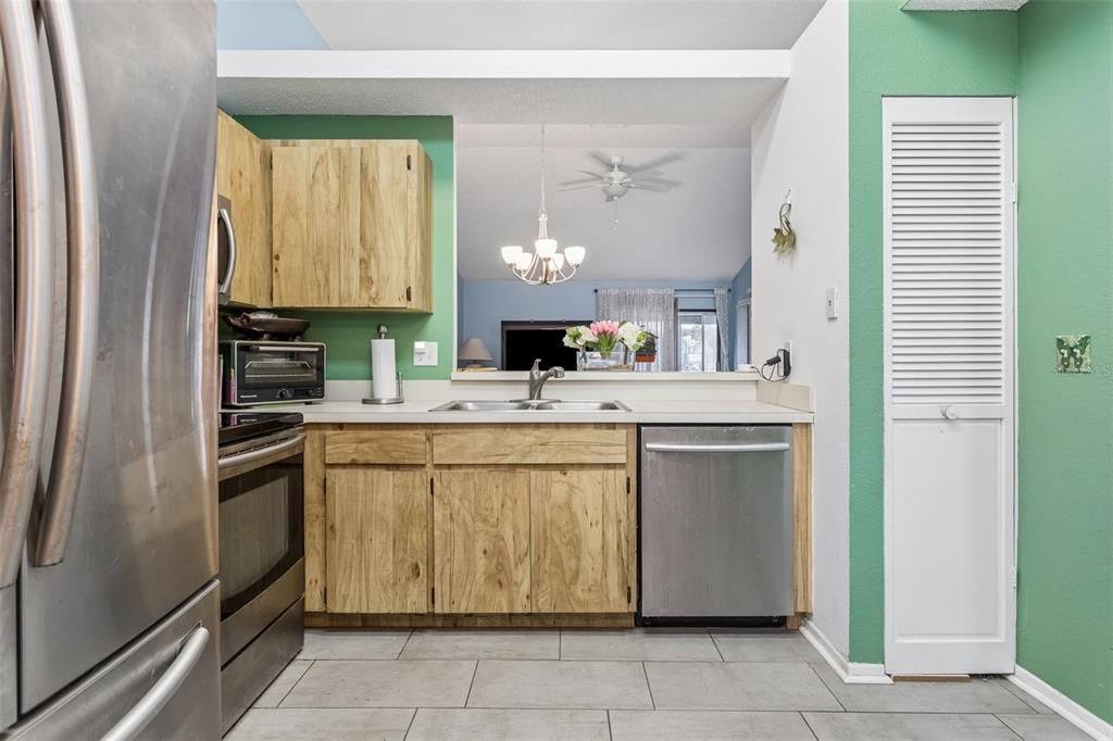 For Sale: $220,000 (2 beds, 2 baths, 1005 Square Feet)