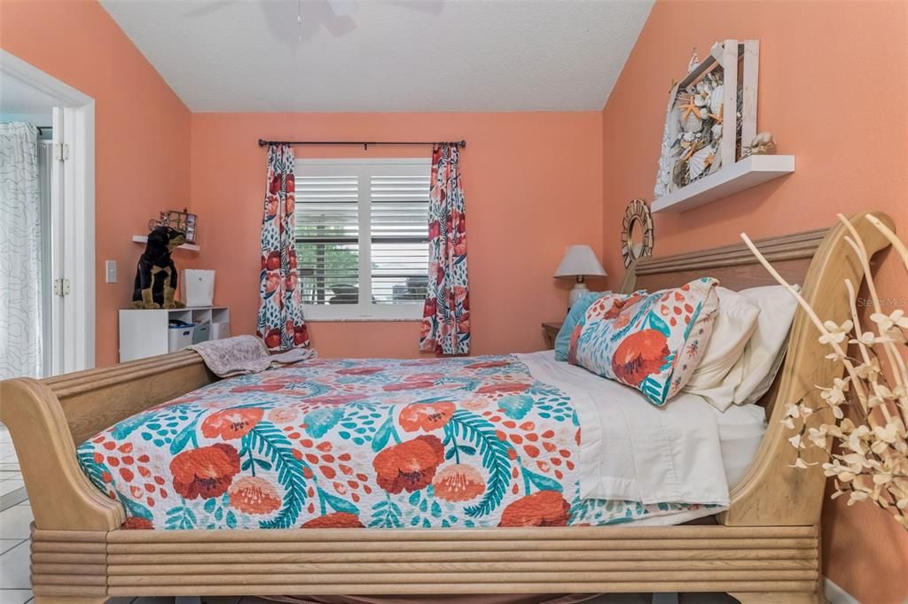 For Sale: $220,000 (2 beds, 2 baths, 1005 Square Feet)