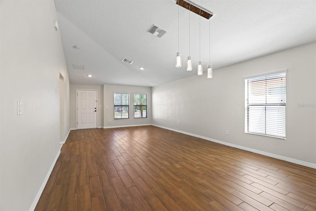 For Rent: $2,300 (3 beds, 2 baths, 1458 Square Feet)