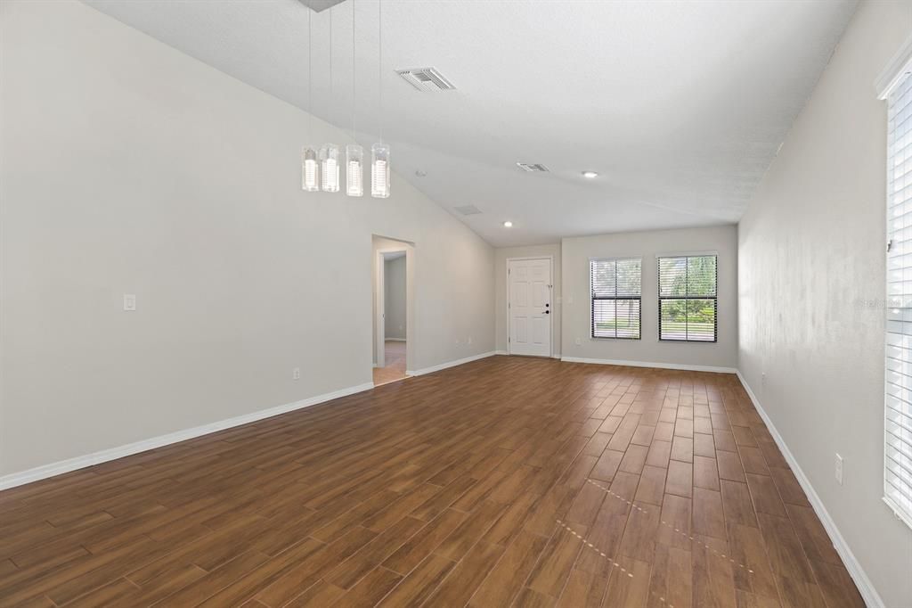 For Rent: $2,300 (3 beds, 2 baths, 1458 Square Feet)
