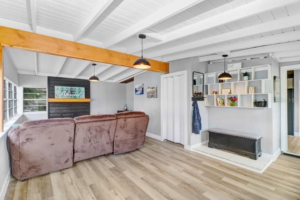 На продажу: $239,999 (3 спален, 1 ванн, 912 Квадратных фут)
