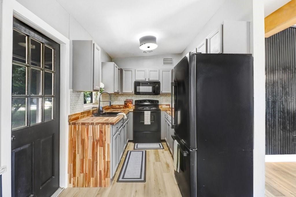 На продажу: $239,999 (3 спален, 1 ванн, 912 Квадратных фут)