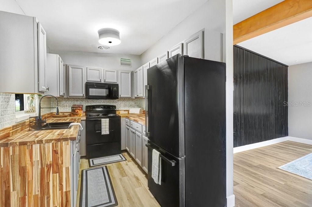 На продажу: $239,999 (3 спален, 1 ванн, 912 Квадратных фут)
