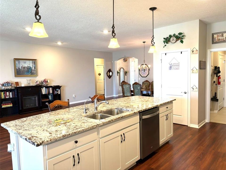 For Sale: $368,900 (3 beds, 2 baths, 1844 Square Feet)