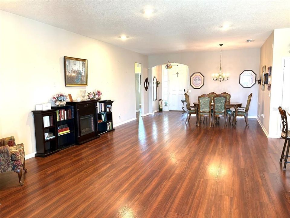 For Sale: $368,900 (3 beds, 2 baths, 1844 Square Feet)