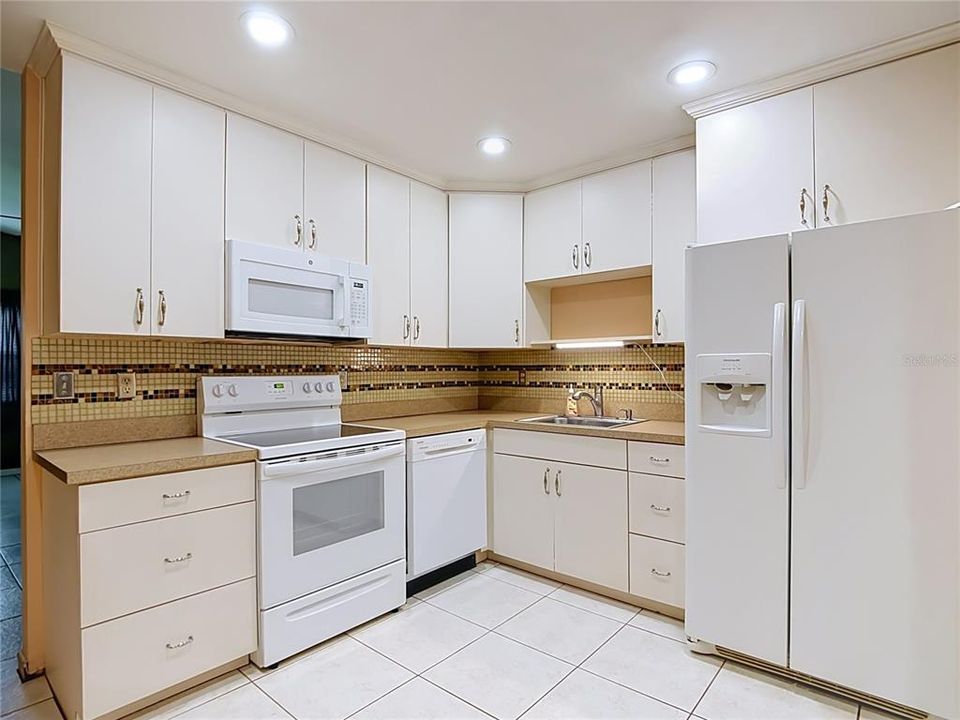 На продажу: $375,000 (5 спален, 0 ванн, 2233 Квадратных фут)