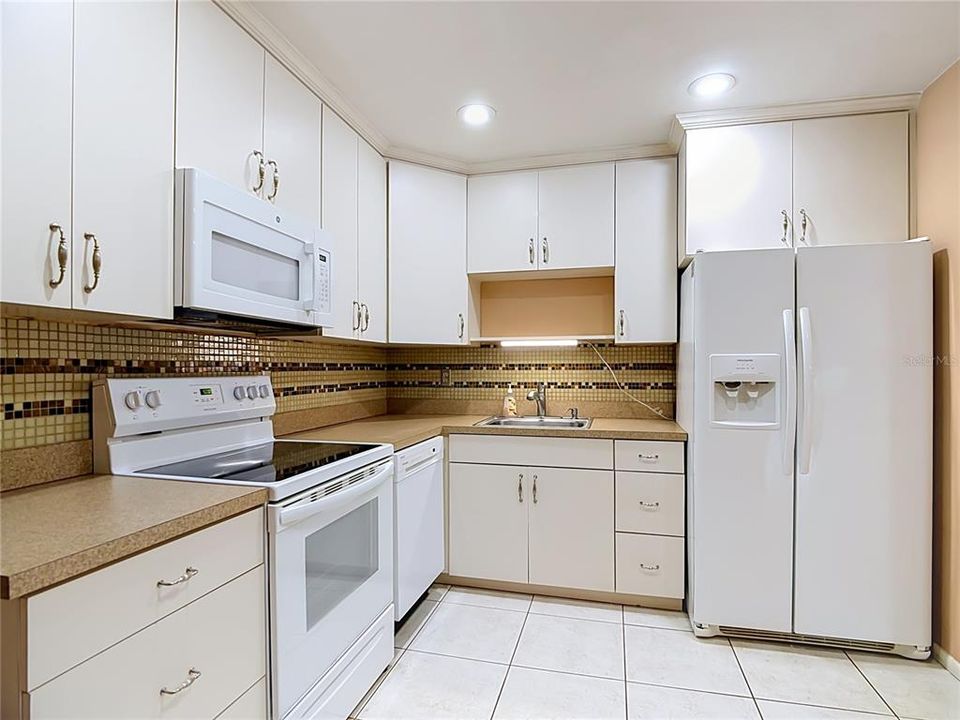 На продажу: $375,000 (5 спален, 0 ванн, 2233 Квадратных фут)