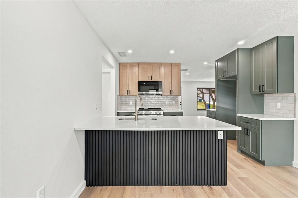 На продажу: $325,000 (2 спален, 2 ванн, 1272 Квадратных фут)