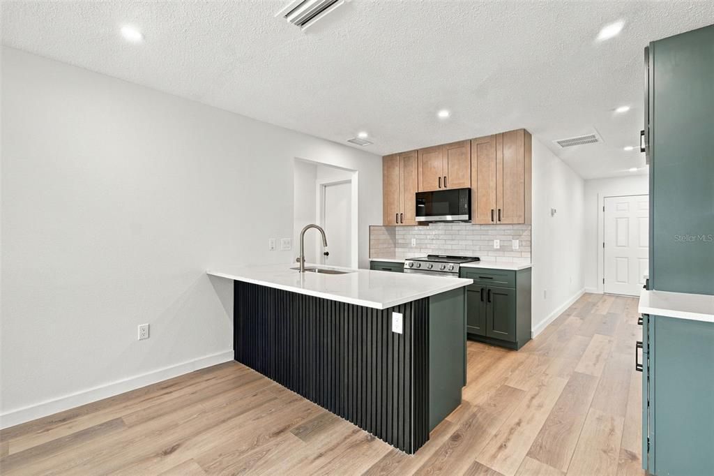 На продажу: $325,000 (2 спален, 2 ванн, 1272 Квадратных фут)
