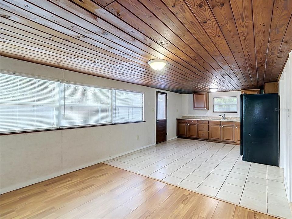 Под контрактом: $160,000 (2 спален, 1 ванн, 1088 Квадратных фут)