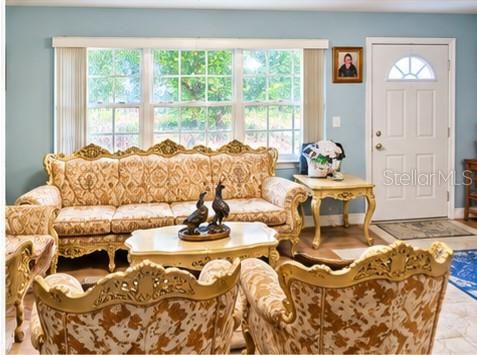 For Rent: $2,050 (2 beds, 1 baths, 1963 Square Feet)