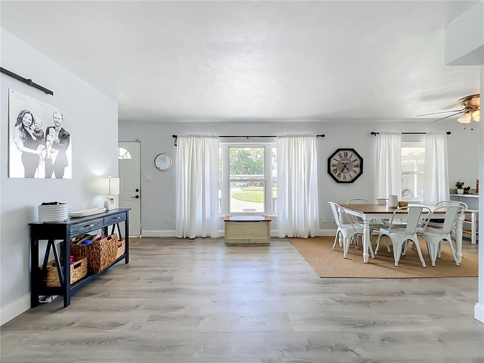 En Venta: $364,900 (4 camas, 2 baños, 1388 Pies cuadrados)