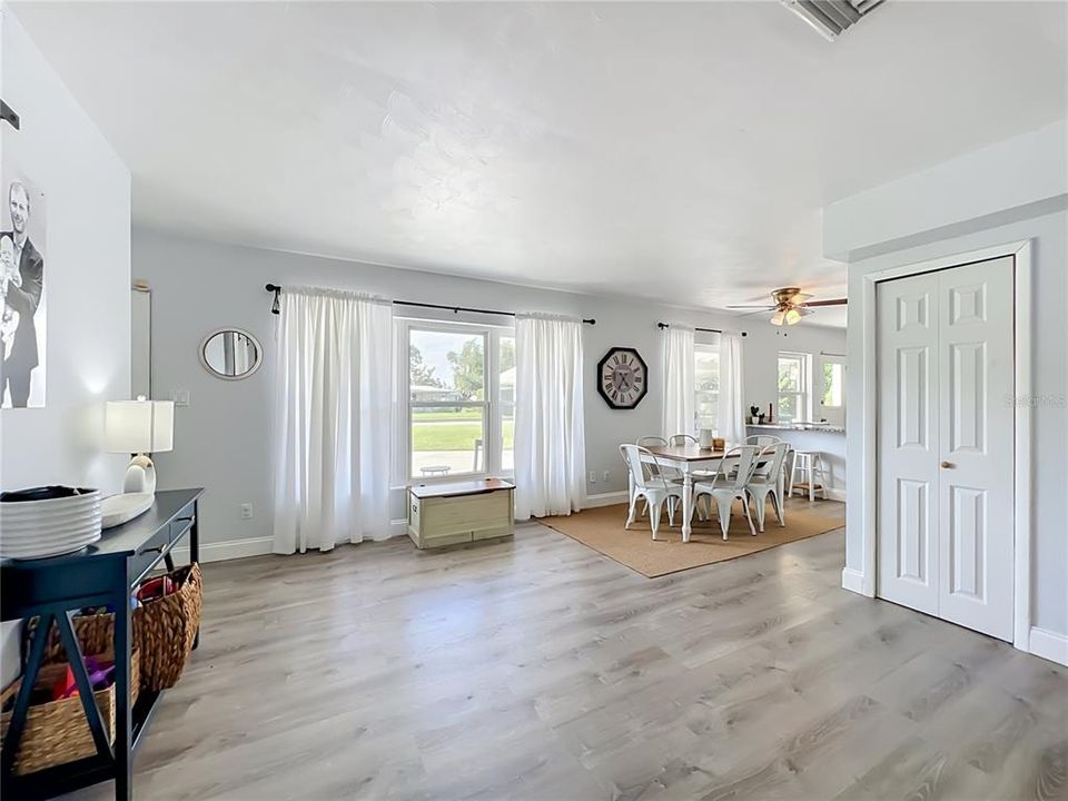 En Venta: $364,900 (4 camas, 2 baños, 1388 Pies cuadrados)
