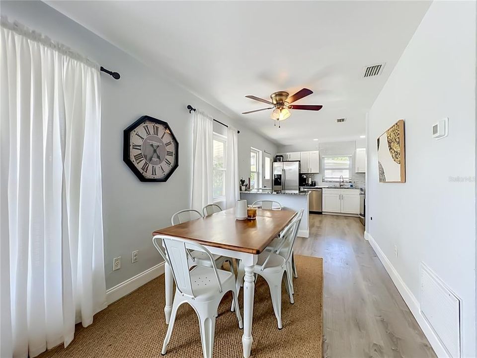 En Venta: $364,900 (4 camas, 2 baños, 1388 Pies cuadrados)