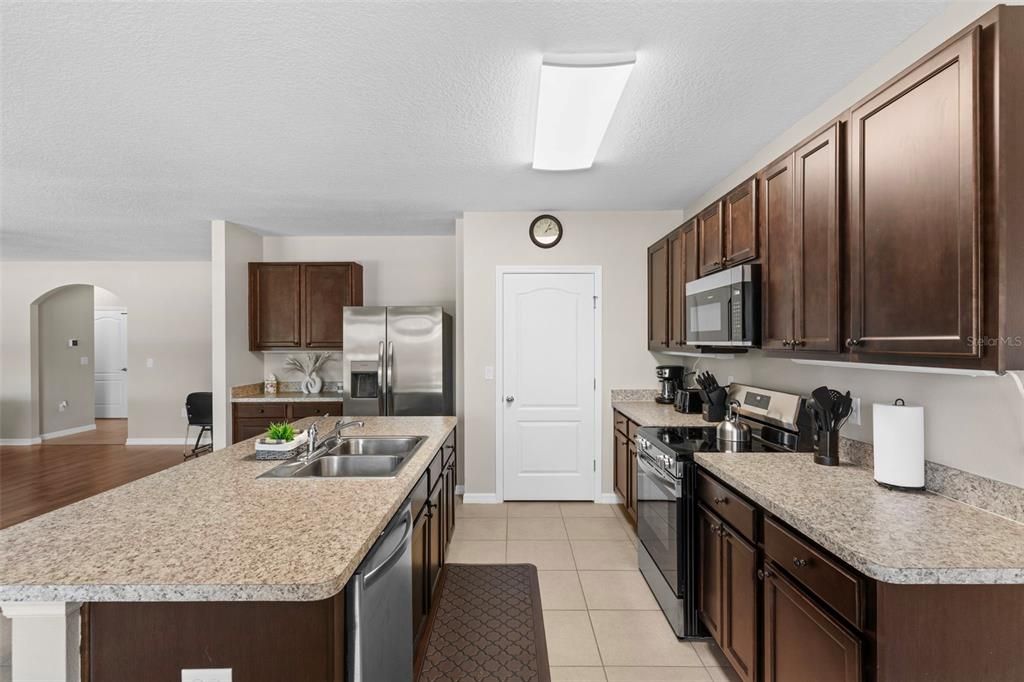 For Rent: $3,200 (4 beds, 2 baths, 2368 Square Feet)