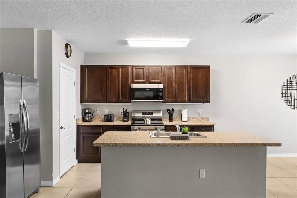 For Rent: $3,200 (4 beds, 2 baths, 2368 Square Feet)