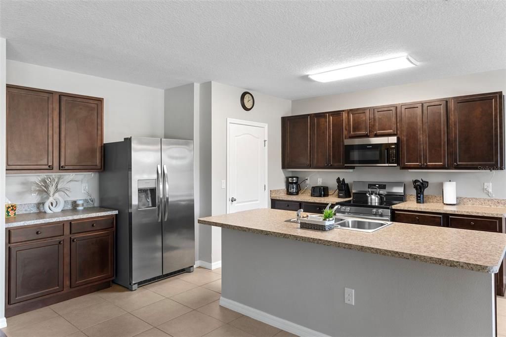For Rent: $3,200 (4 beds, 2 baths, 2368 Square Feet)