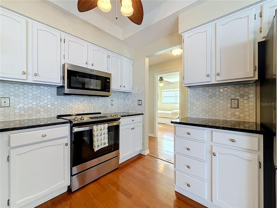 Activo con contrato: $369,500 (3 camas, 2 baños, 1729 Pies cuadrados)