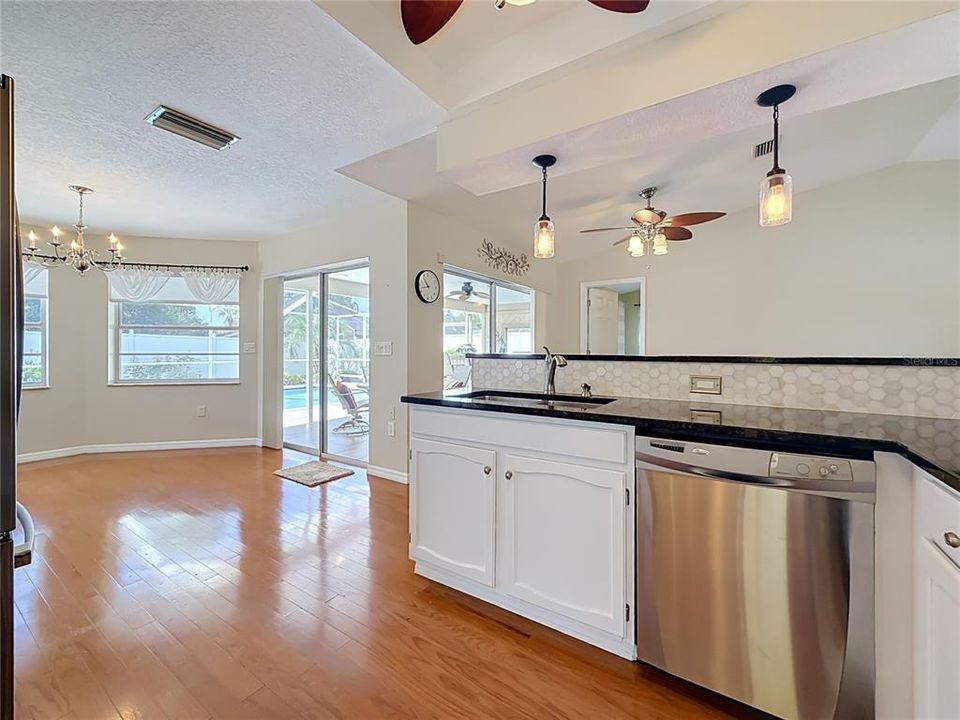 Activo con contrato: $369,500 (3 camas, 2 baños, 1729 Pies cuadrados)