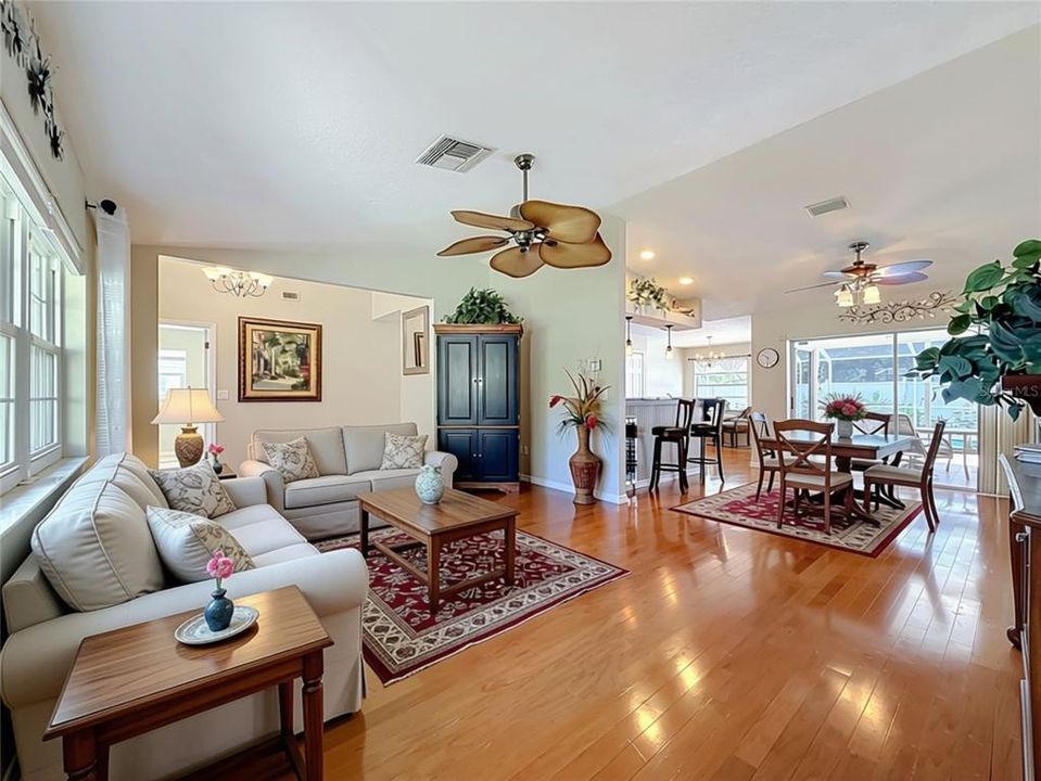 Activo con contrato: $369,500 (3 camas, 2 baños, 1729 Pies cuadrados)