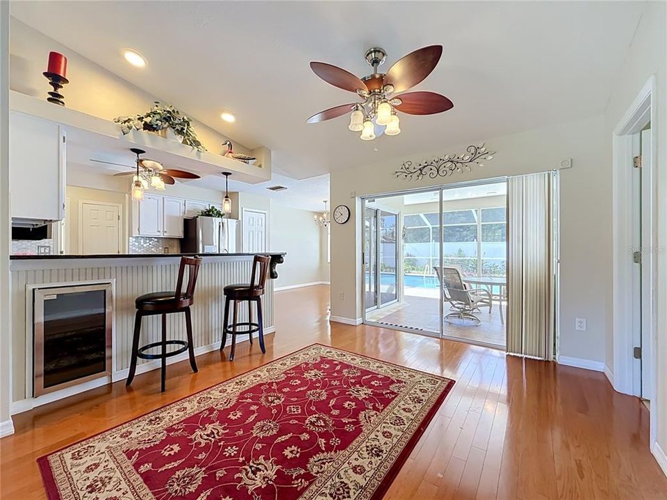 Activo con contrato: $369,500 (3 camas, 2 baños, 1729 Pies cuadrados)